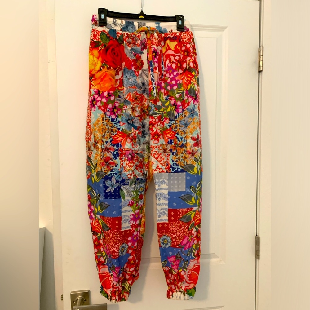 Gorgeous Johnny Was multi color jogger style pants 💞